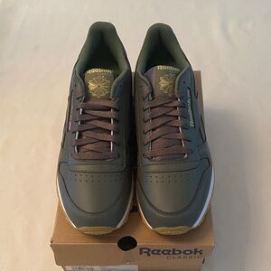 Reebok CL Leather Gum sneakers in Hunter Green